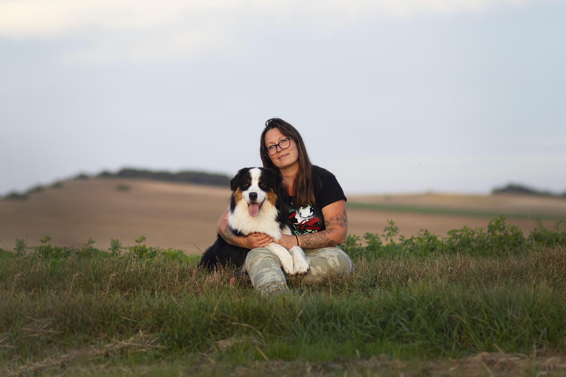 océane et un de ses bergers dans ses bras, fond nature