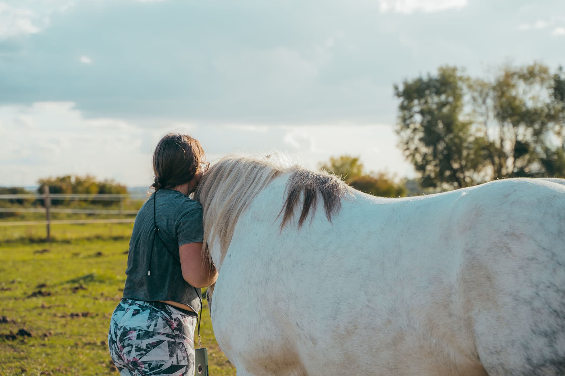 Océane et Ghost de dos, câlin encolure